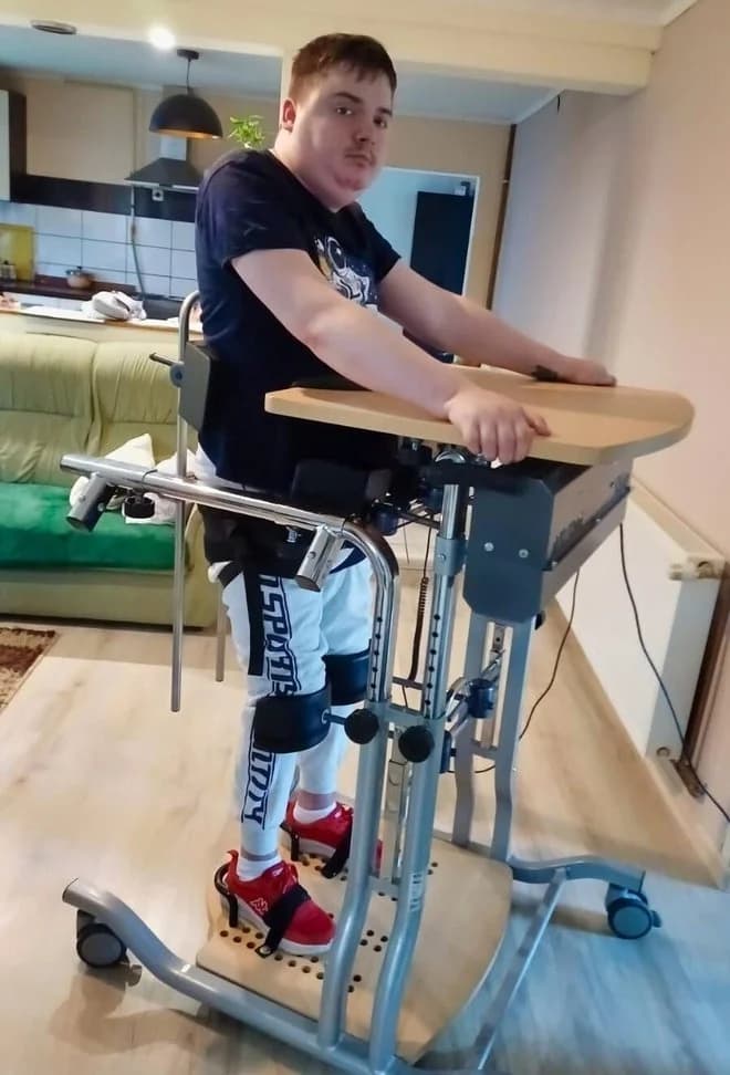 Pakračanin Karlo (23) nepokretan je već 22 mjeseca i treba našu pomoć!