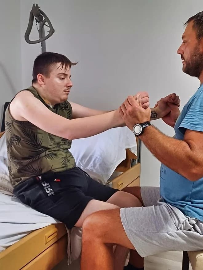 Pakračanin Karlo (23) nepokretan je već 22 mjeseca i treba našu pomoć!
