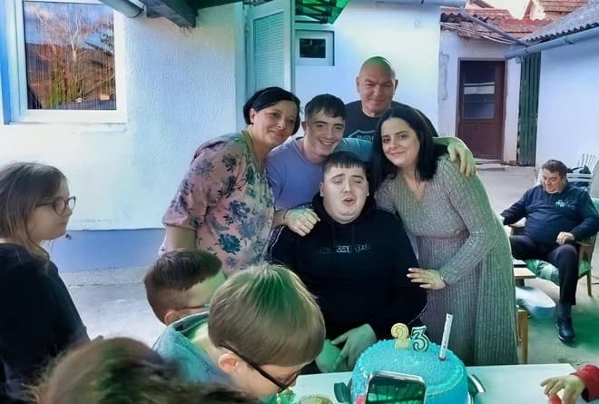Pakračanin Karlo (23) nepokretan je već 22 mjeseca i treba našu pomoć!