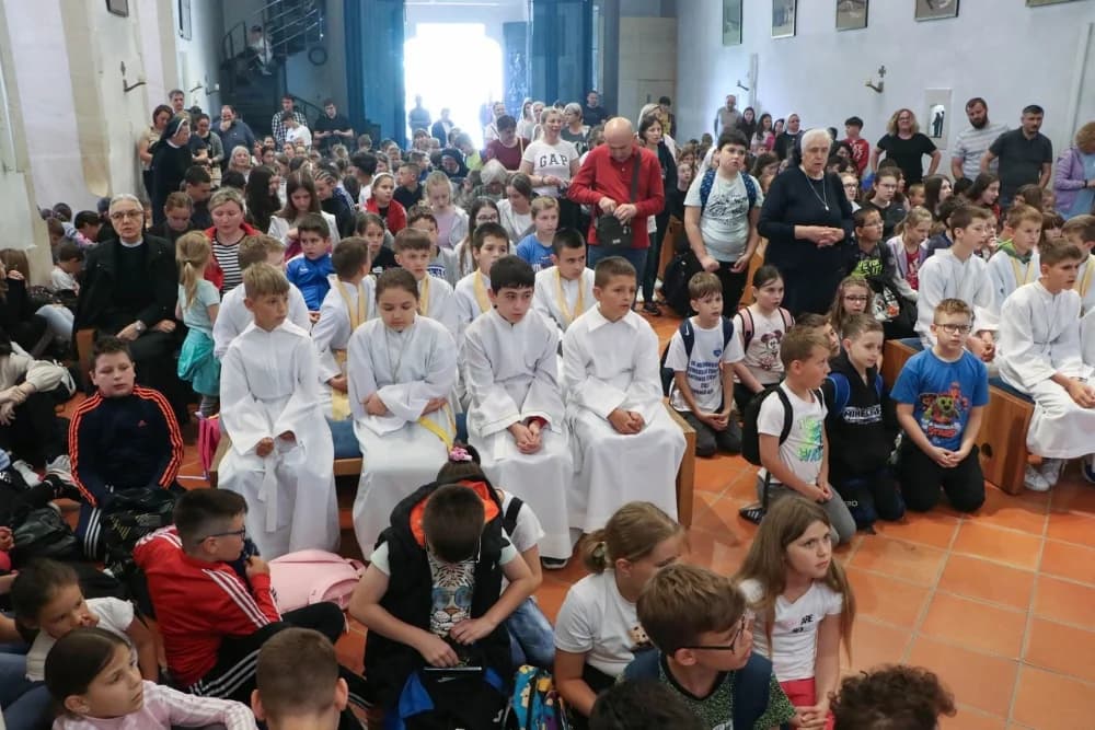 FOTO: Hodočašće učenika osnovnih škola Gospi Voćinskoj