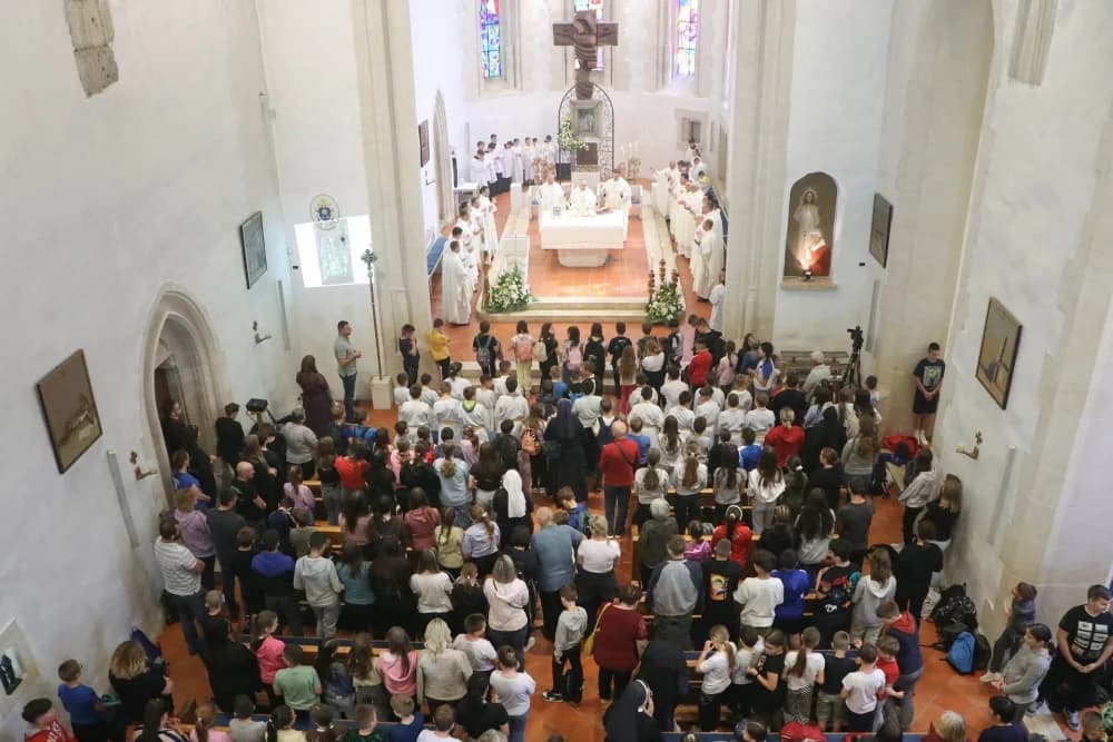 FOTO: Hodočašće učenika osnovnih škola Gospi Voćinskoj