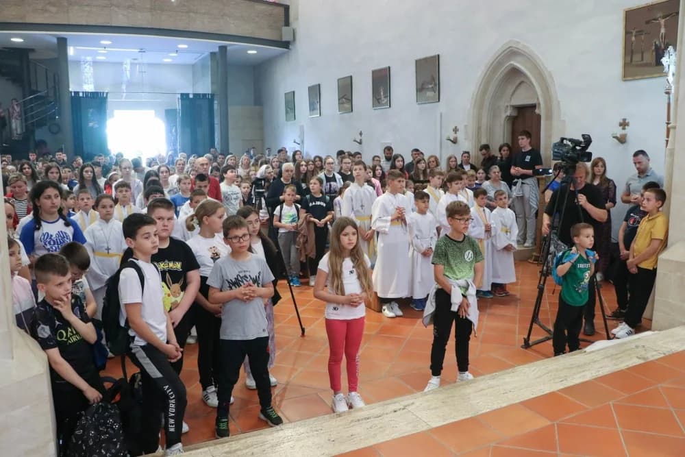 FOTO: Hodočašće učenika osnovnih škola Gospi Voćinskoj