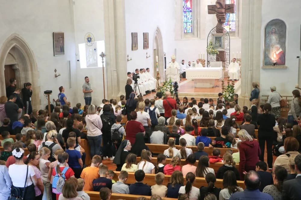 FOTO: Hodočašće učenika osnovnih škola Gospi Voćinskoj