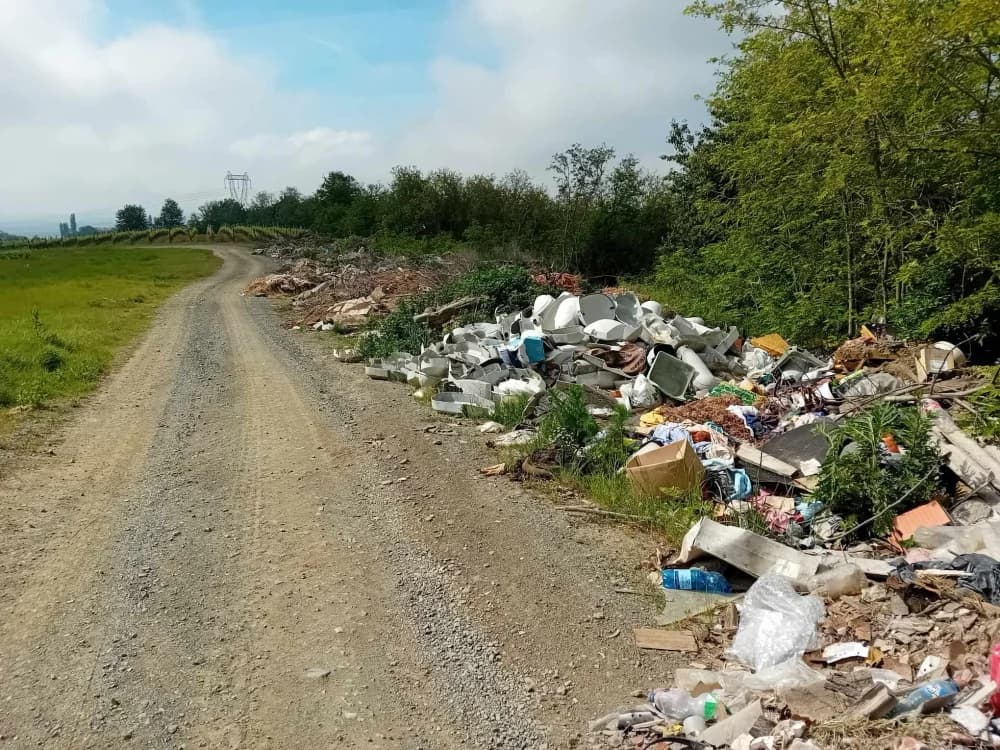 Postavili novu, a staru uličnu rasvjetu bacili na divlji deponij kod Vetova