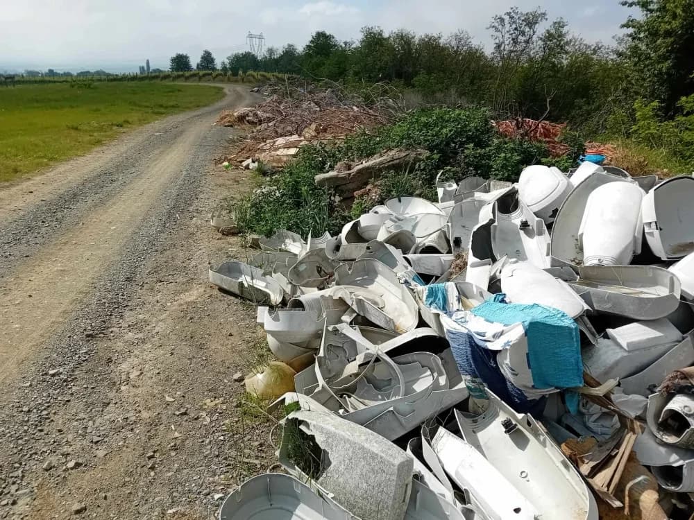 Postavili novu, a staru uličnu rasvjetu bacili na divlji deponij kod Vetova