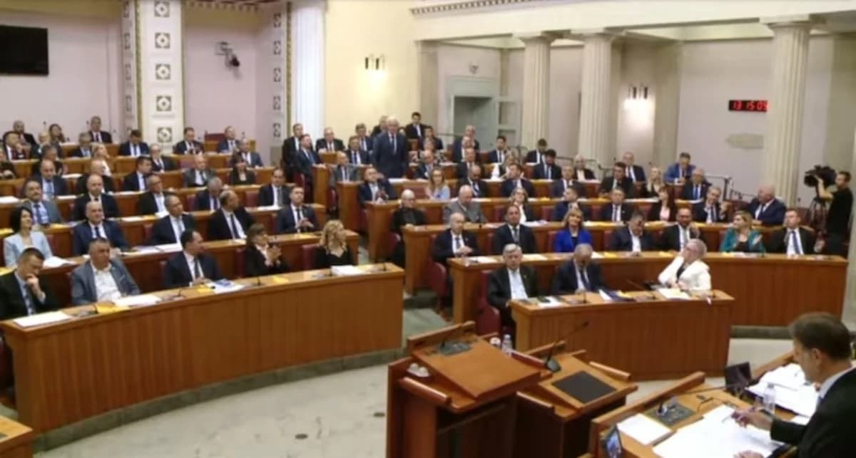 Glavić prisegnuo u Hrvatskom saboru. Jandroković mu sugerirao da upali mikrofon i ponovi prisegu