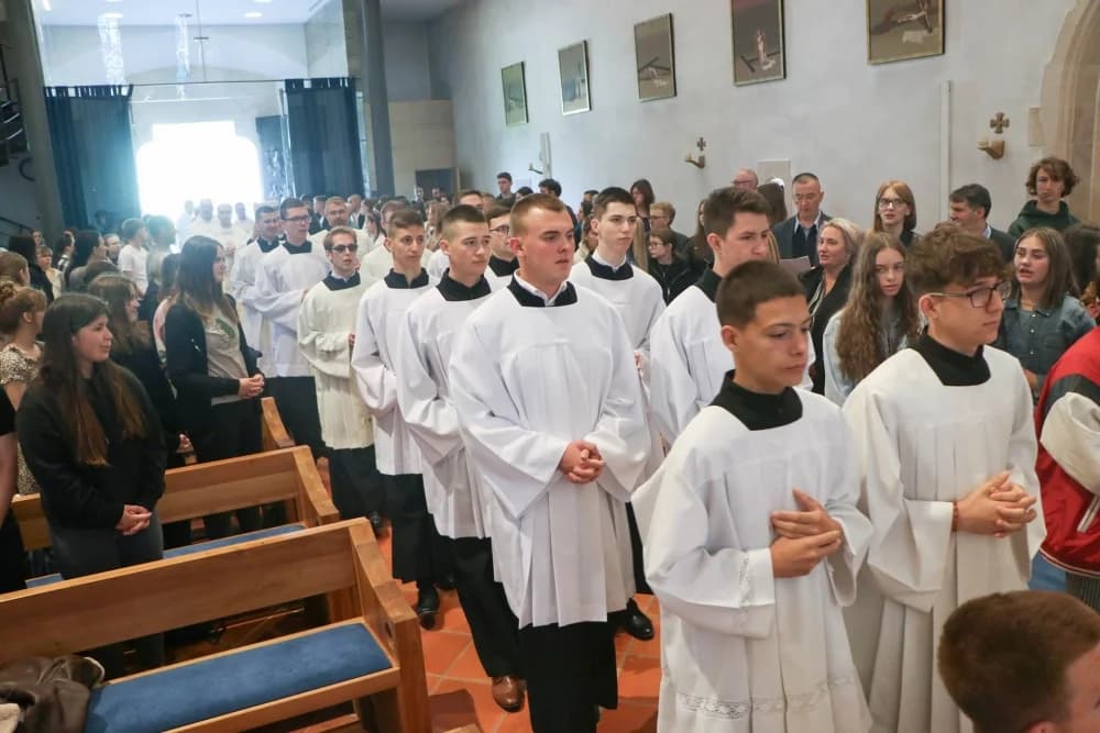 FOTO: Hodočašće učenika i djelatnika Katoličkih osnovnih škola u Voćin