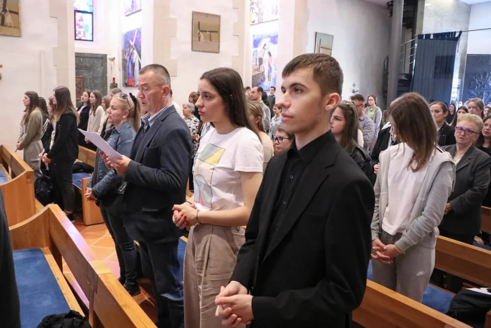 FOTO: Hodočašće učenika i djelatnika Katoličkih osnovnih škola u Voćin