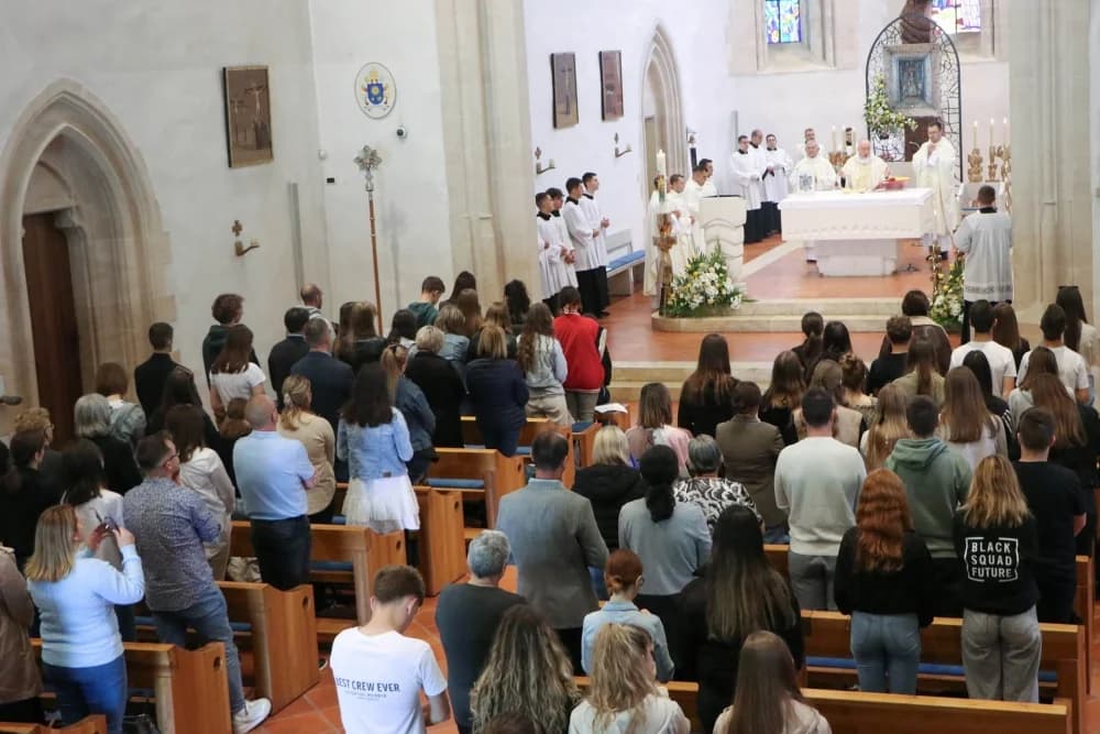 FOTO: Hodočašće učenika i djelatnika Katoličkih osnovnih škola u Voćin