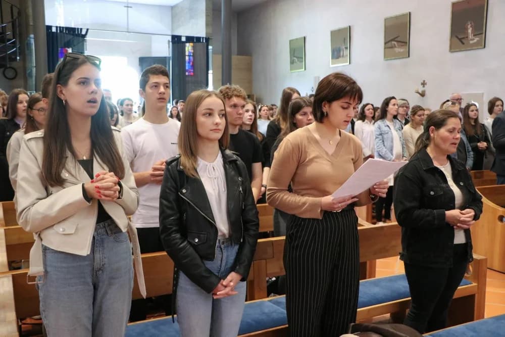 FOTO: Hodočašće učenika i djelatnika Katoličkih osnovnih škola u Voćin