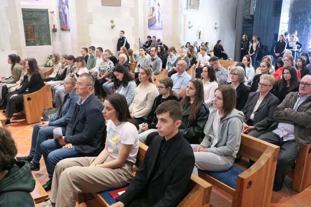 FOTO: Hodočašće učenika i djelatnika Katoličkih osnovnih škola u Voćin