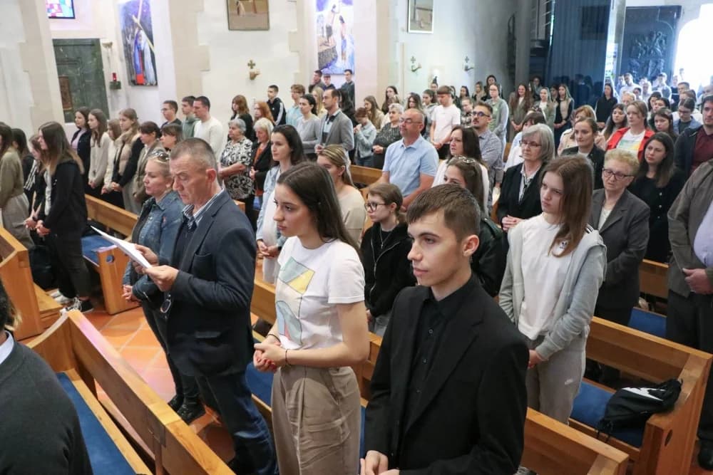 FOTO: Hodočašće učenika i djelatnika Katoličkih osnovnih škola u Voćin