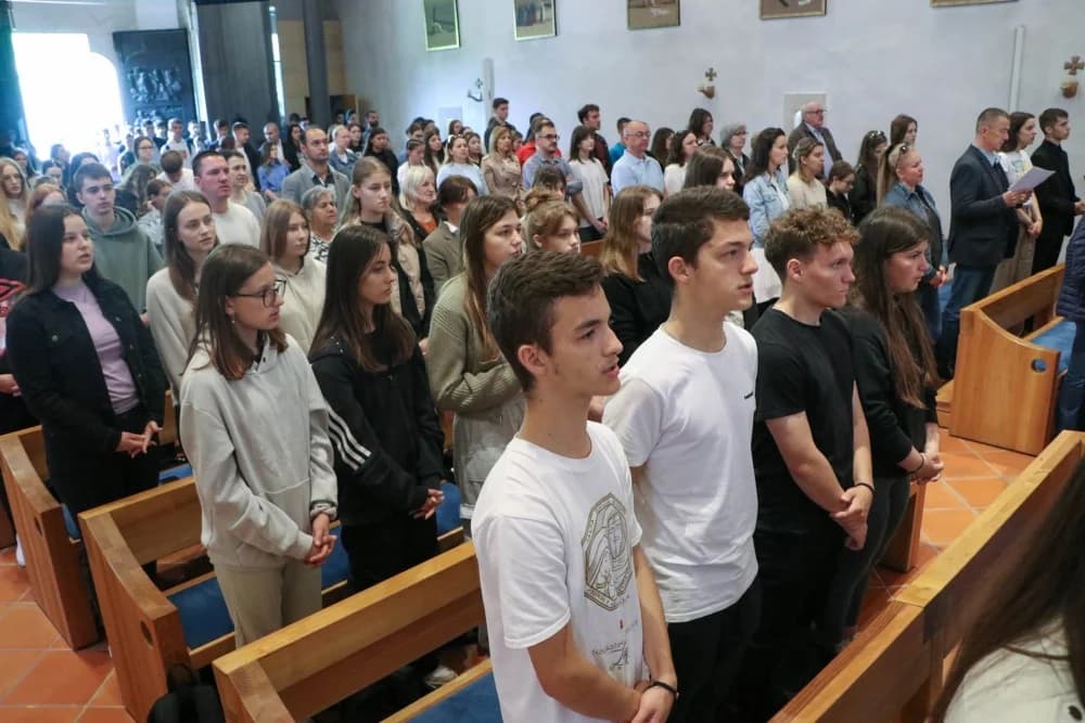 FOTO: Hodočašće učenika i djelatnika Katoličkih osnovnih škola u Voćin
