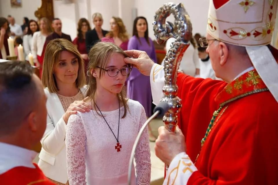 FOTO: Sakrament sv. potvrde u požeškoj Katedrali