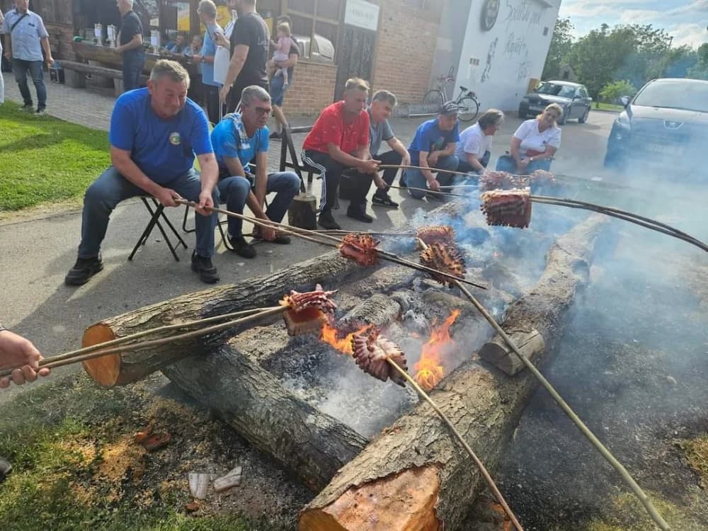 Alumni ’FTRR’ na 8. Festivalu slanine i vina