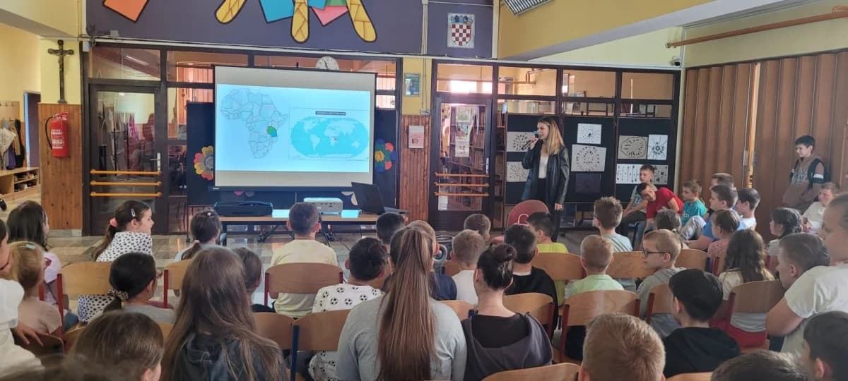 Leona Došen učenicima u Kaptolu dočarala život u Tanzaniji