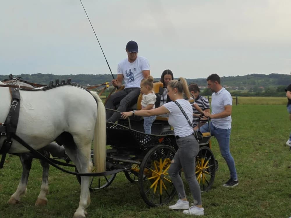 FOTO: Konjički klub Pleternica otvorio vrata svim generacijama