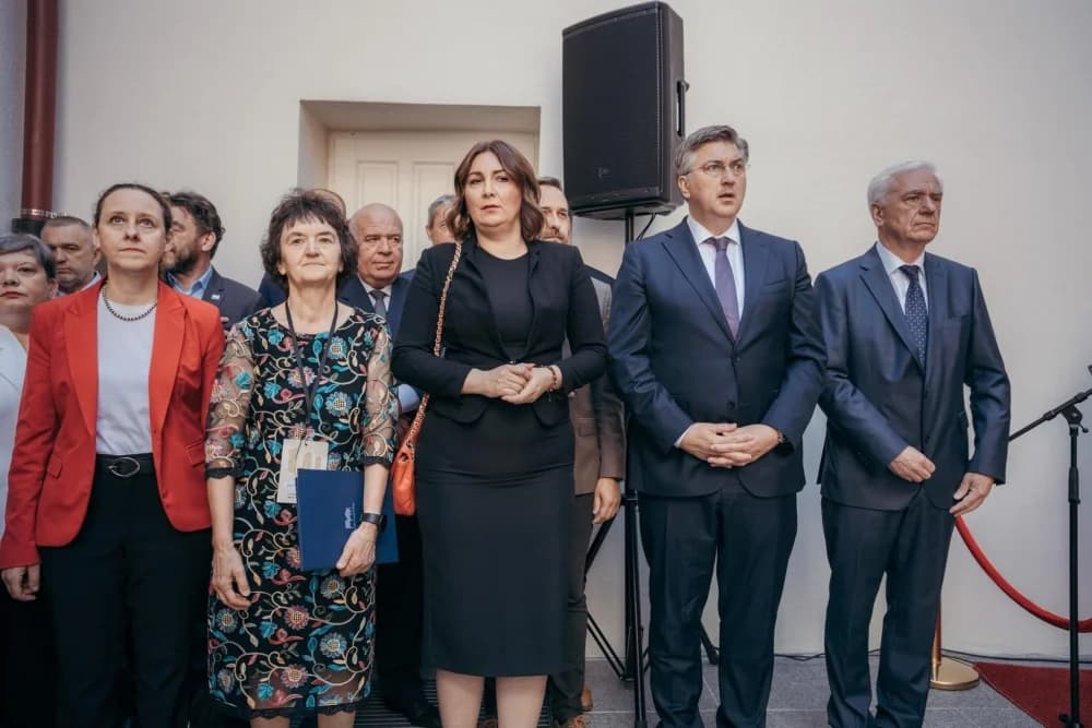 Kakvo društvo u Požegi: Ministrica medija ponosno pozira u društvu HDZ-ovca koji je prebio novinara