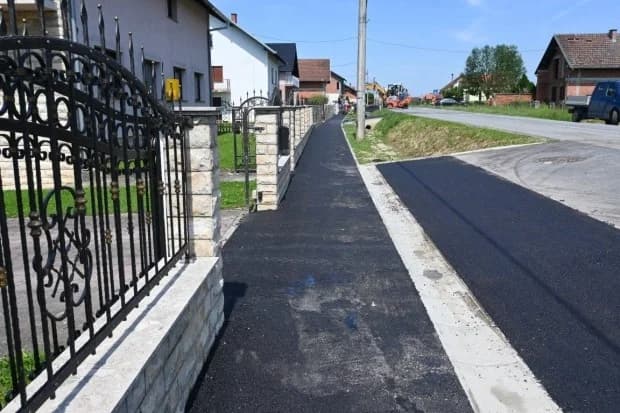 Pri samom kraju asfaltiranje 1.300 m nogostupa u Dobrovcu