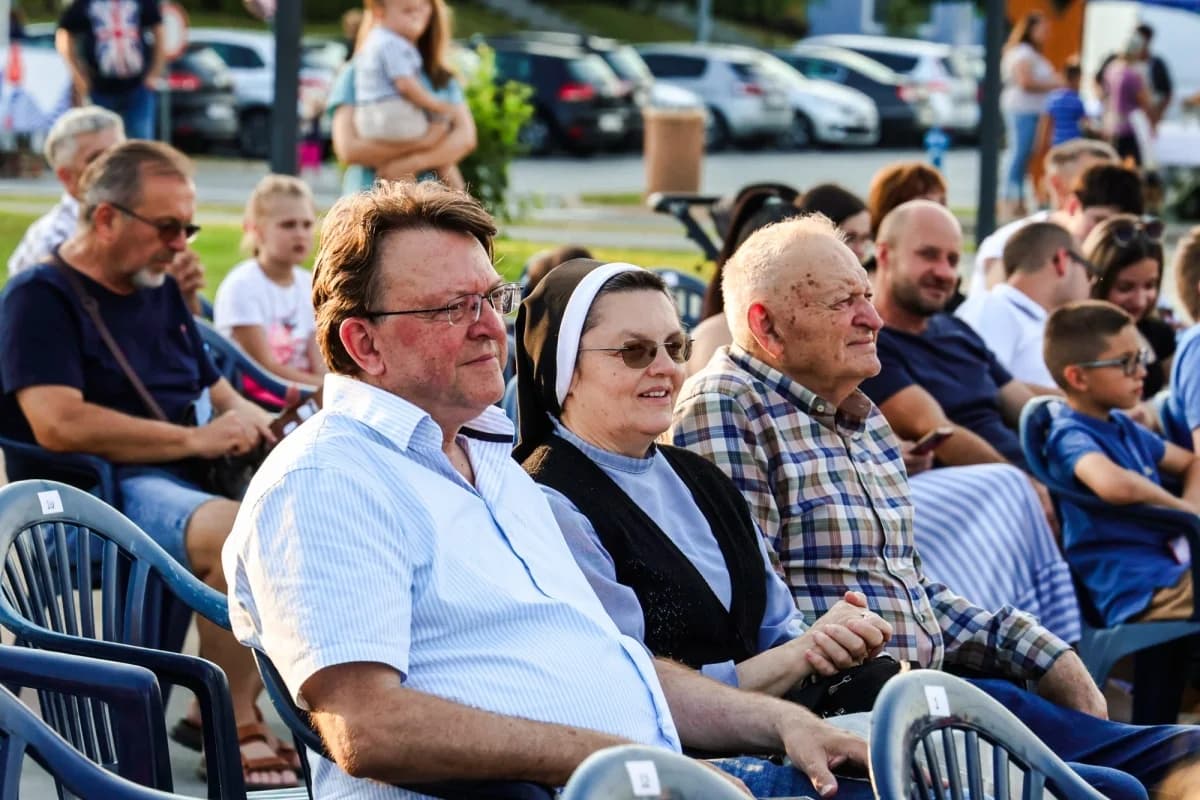FOTO: Započeo jubilarni 30. dječji tamburaški festival Cvjetići glazbe