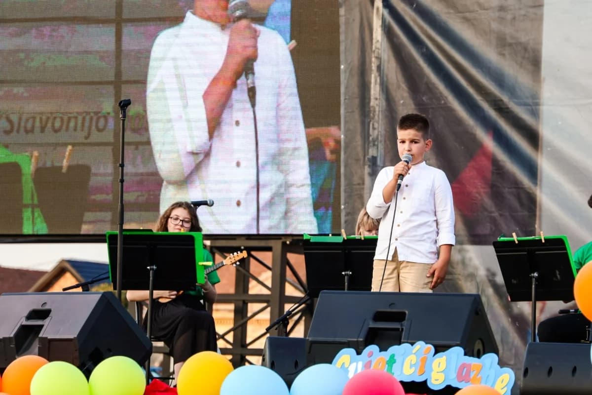 FOTO: Započeo jubilarni 30. dječji tamburaški festival Cvjetići glazbe