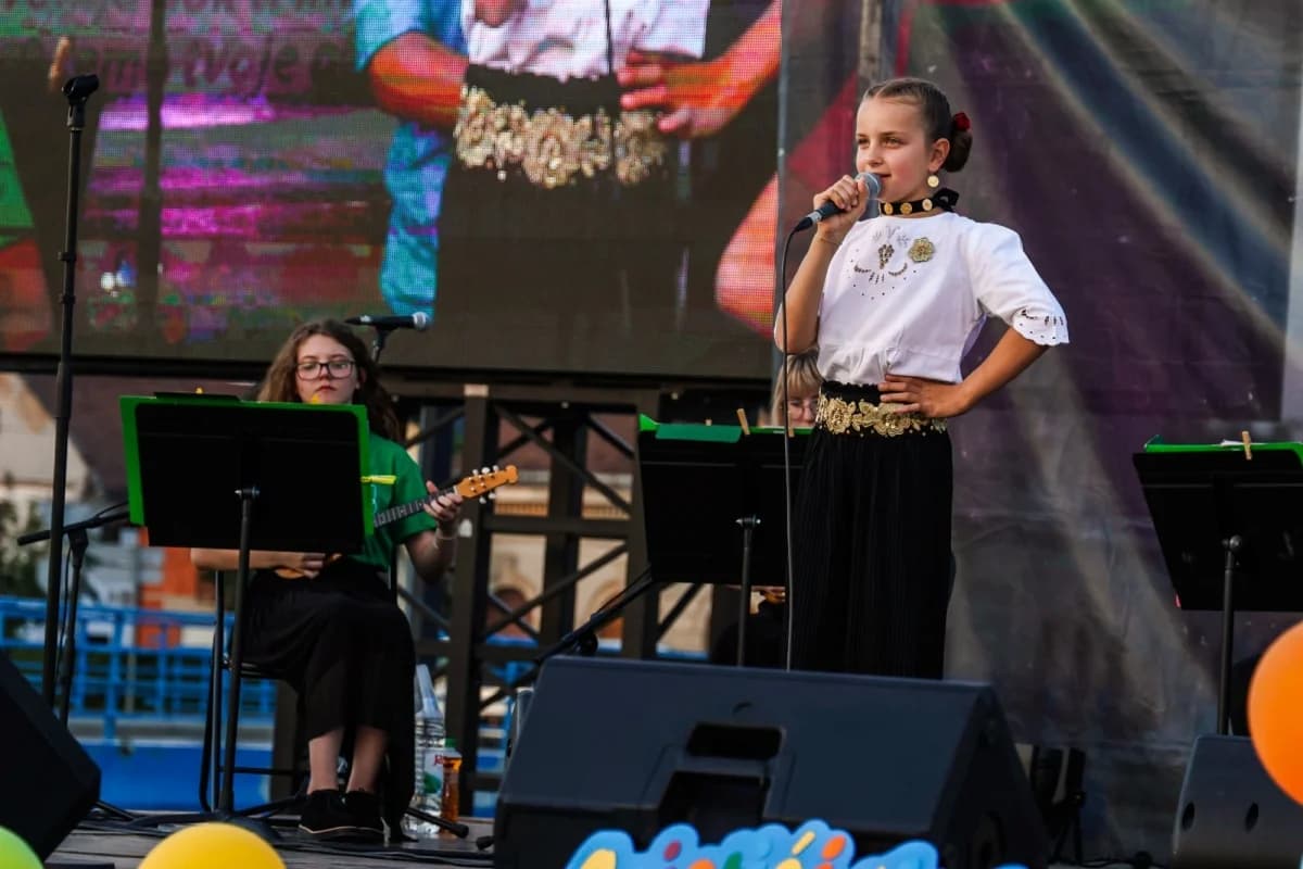 FOTO: Započeo jubilarni 30. dječji tamburaški festival Cvjetići glazbe