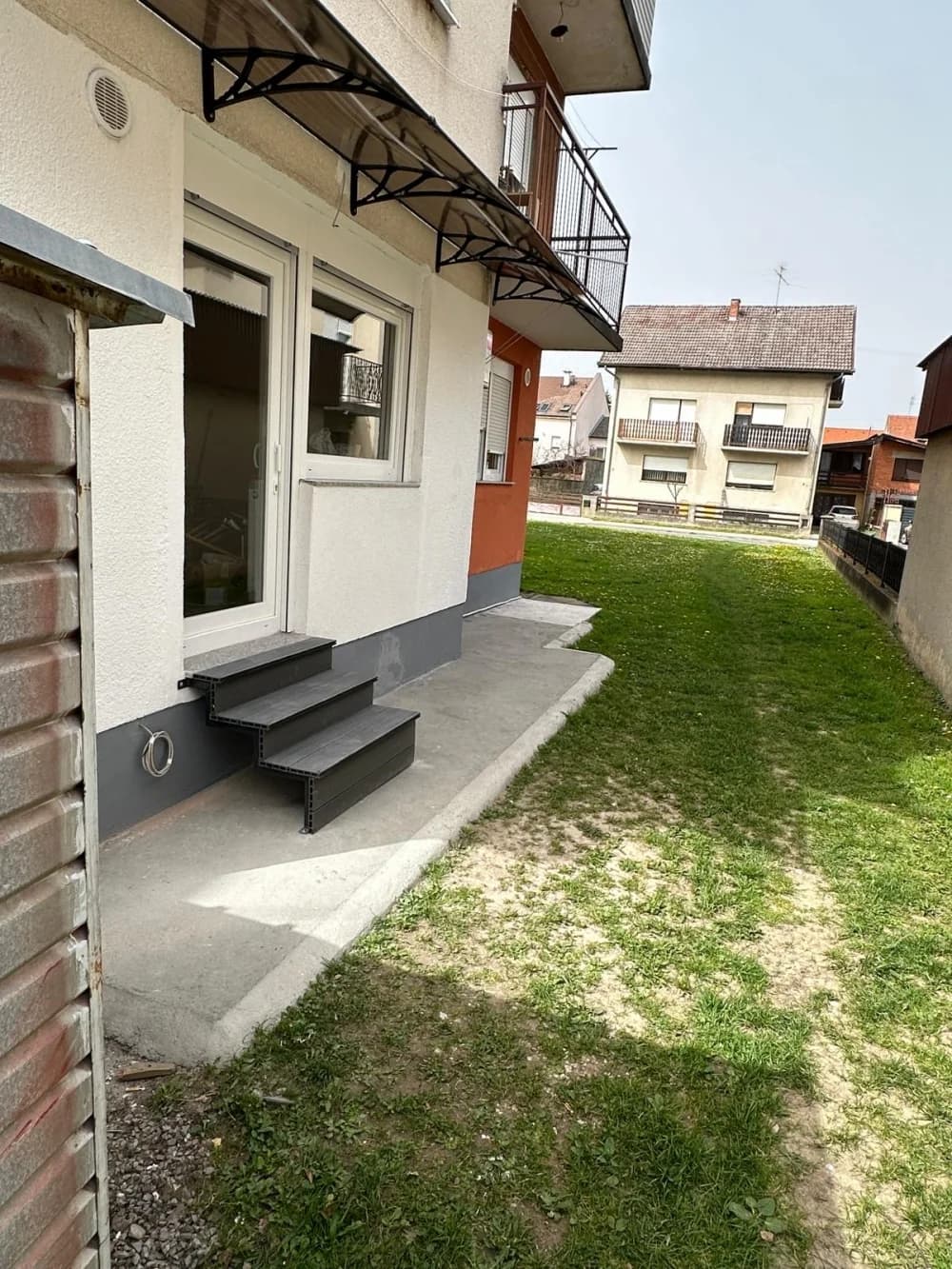 Požega: U zgradi napravio direktan izlaz iz stana, izbetonirao terasu pa postavio i nadstrešnicu?