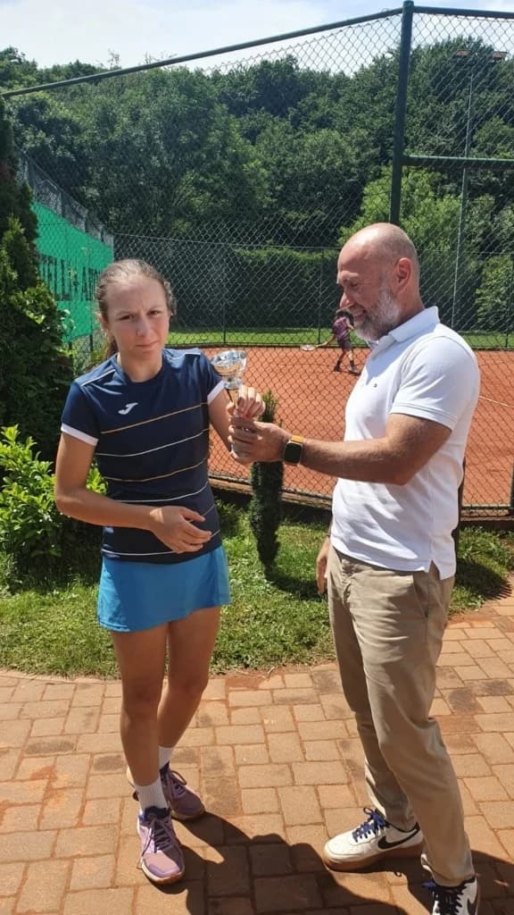 Seniori Teniskog kluba Požega pobijedili TK Brod, a Lucija Grbeš osvojila treće mjesto na turniru u Zagrebu