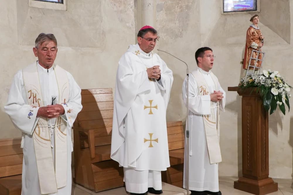 Biskup Ivo Martinović predvodio je na blagdan sv. Antuna Padovanskog misu za poginule, nestale i preminule braniteljice i branitelje