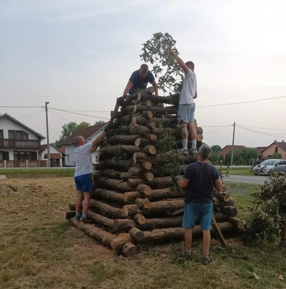 Festival janjetine i Ivanjski krijes u Dobrovcu