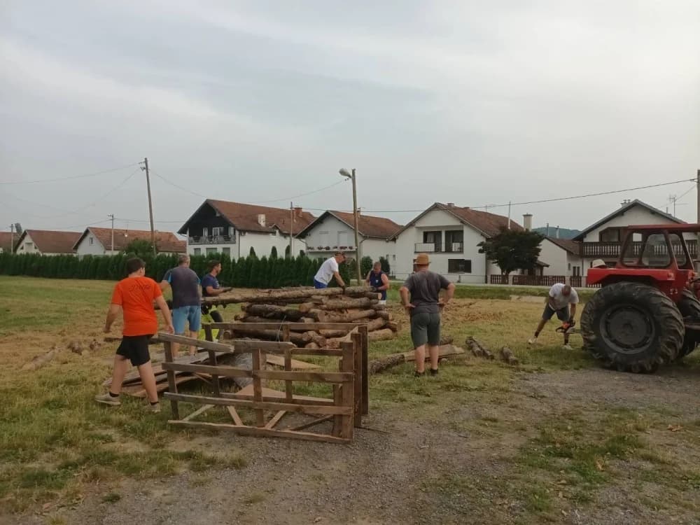 Dobrovac spreman za sutrašnji Ivanjski krijes i Festival janjetine