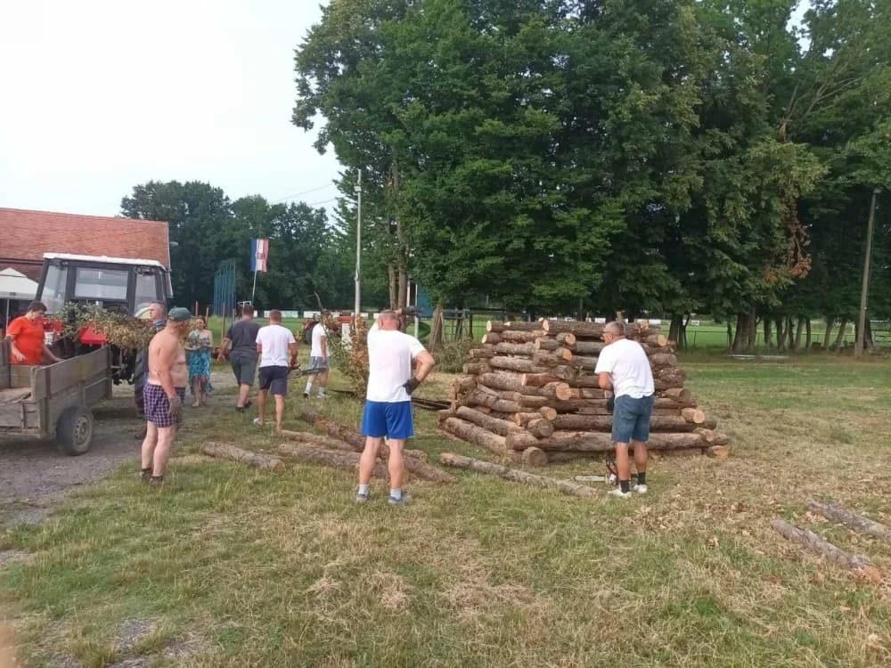 Dobrovac spreman za sutrašnji Ivanjski krijes i Festival janjetine