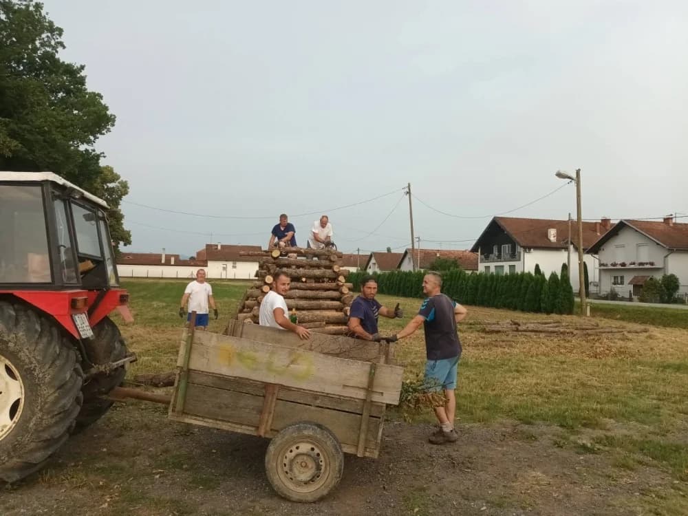 Dobrovac spreman za sutrašnji Ivanjski krijes i Festival janjetine