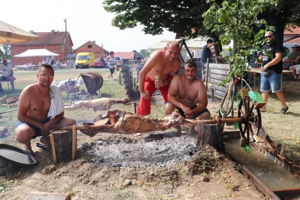 FOTO: Festival janjetine i Ivanjski krijes u Dobrovcu, 22.6.2024.