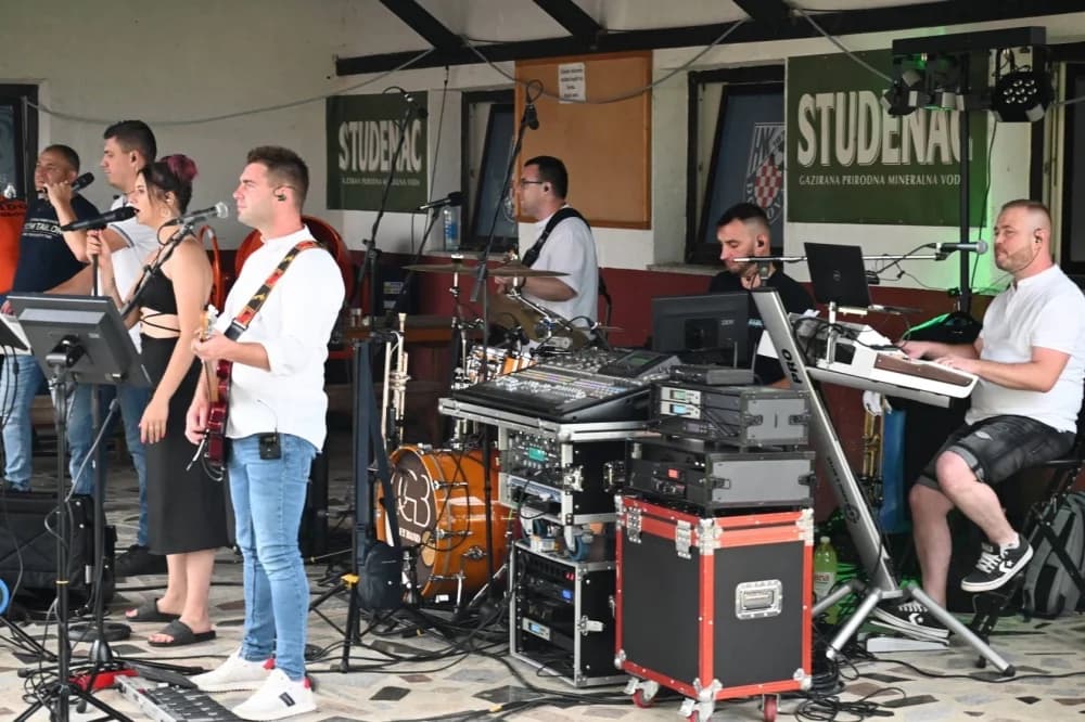 FOTO: Festival janjetine i Ivanjski krijes u Dobrovcu, 22.6.2024.