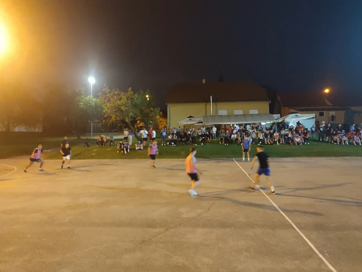 Održan malonogometni noćni turnir u Zagrađu
