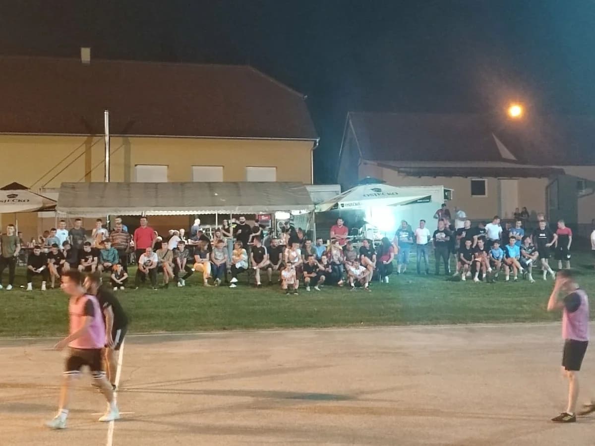 Održan malonogometni noćni turnir u Zagrađu