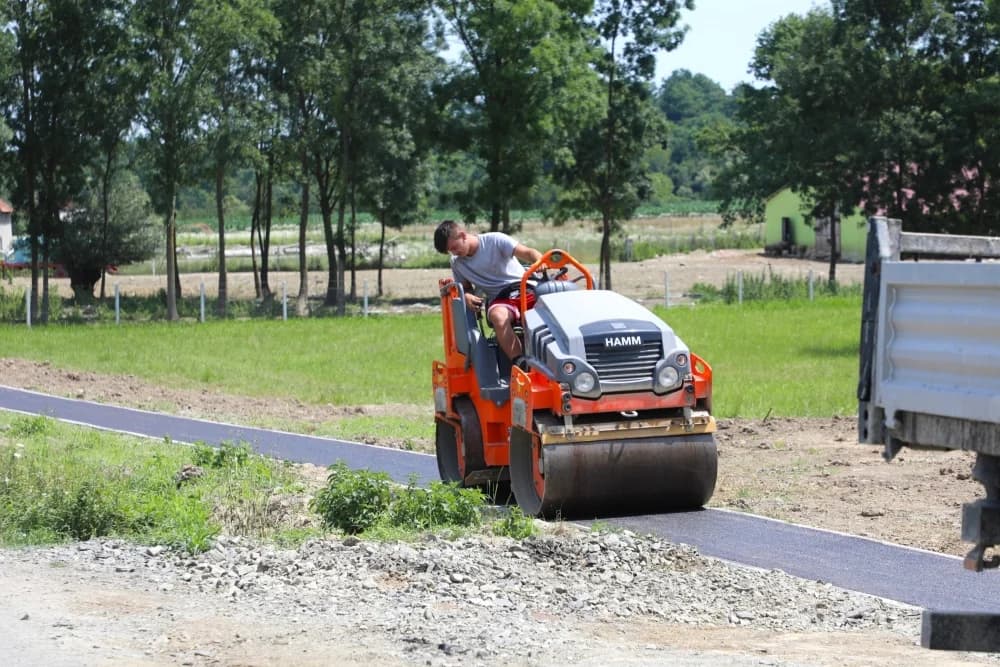 Bliži se kraj radovima na pješačkoj stazi u Brodskom Drenovcu