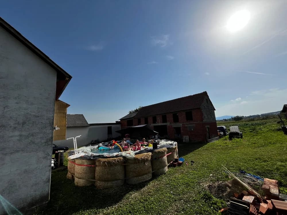 FOTKA DANA: Radovančani se hlade u bazenu od rolo bala sijena