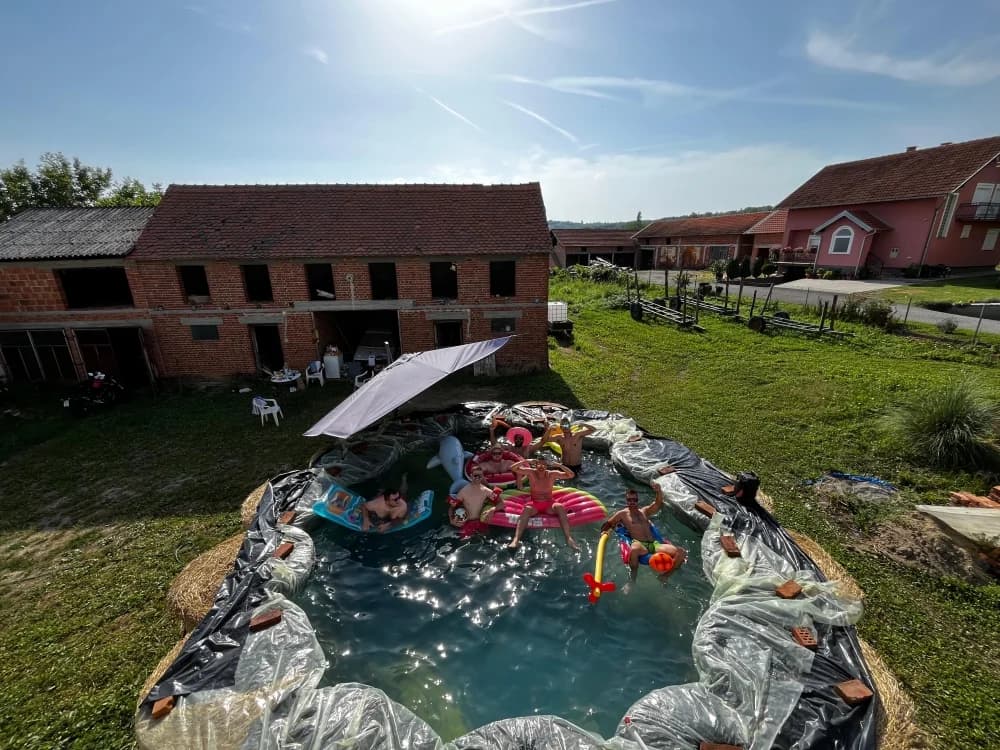 FOTKA DANA: Radovančani se hlade u bazenu od rolo bala sijena