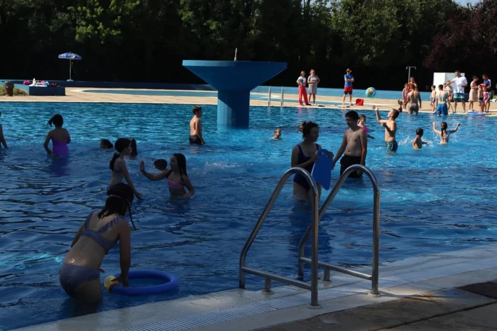 Škola plivanja i na lipičkim bazenima