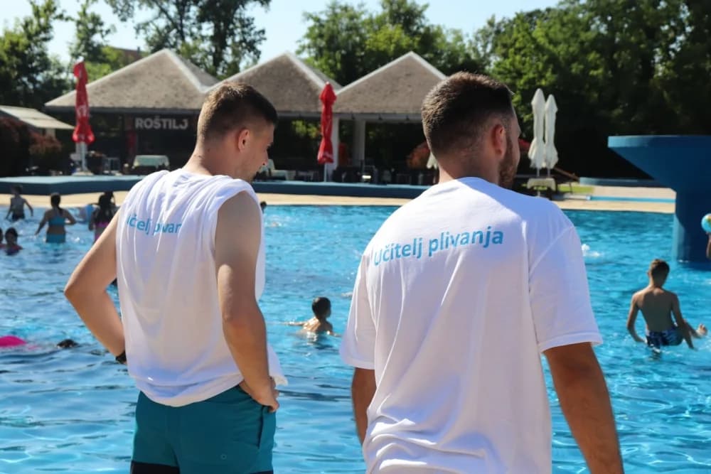 Škola plivanja i na lipičkim bazenima