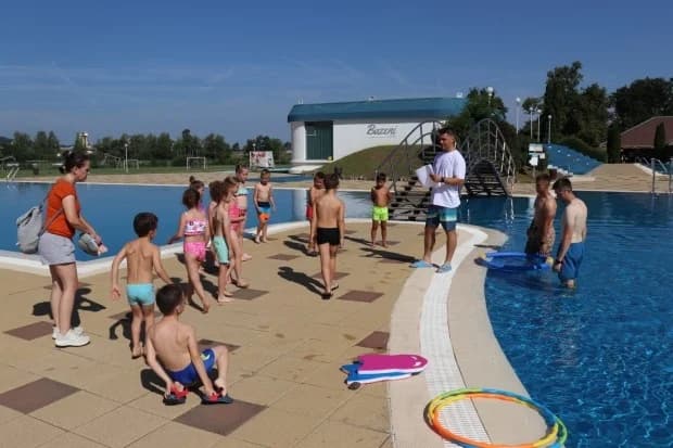 Škola plivanja i na lipičkim bazenima