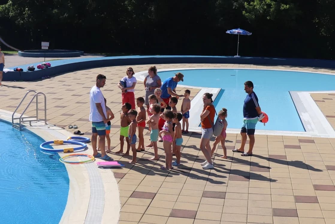 Škola plivanja i na lipičkim bazenima