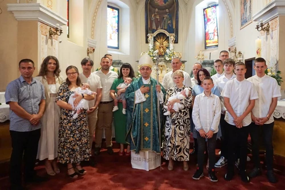 U Kuzmici se danas krstilo čak troje djece, sakramente podijelio novi biskup