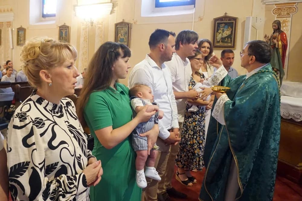 U Kuzmici se danas krstilo čak troje djece, sakramente podijelio novi biskup