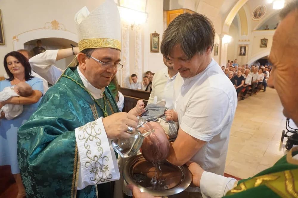 U Kuzmici se danas krstilo čak troje djece, sakramente podijelio novi biskup