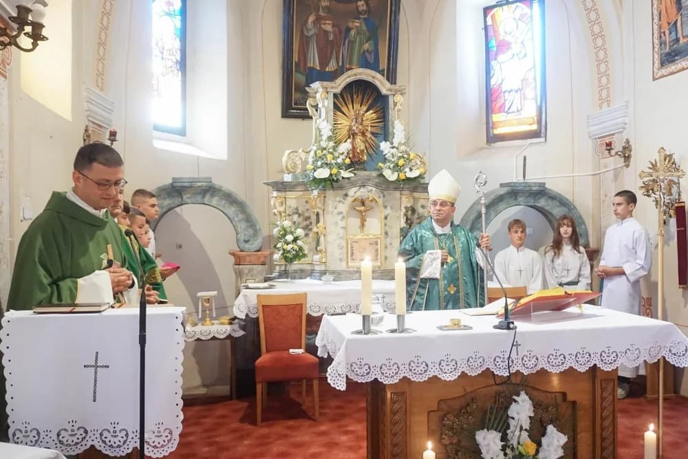 U Kuzmici se danas krstilo čak troje djece, sakramente podijelio novi biskup