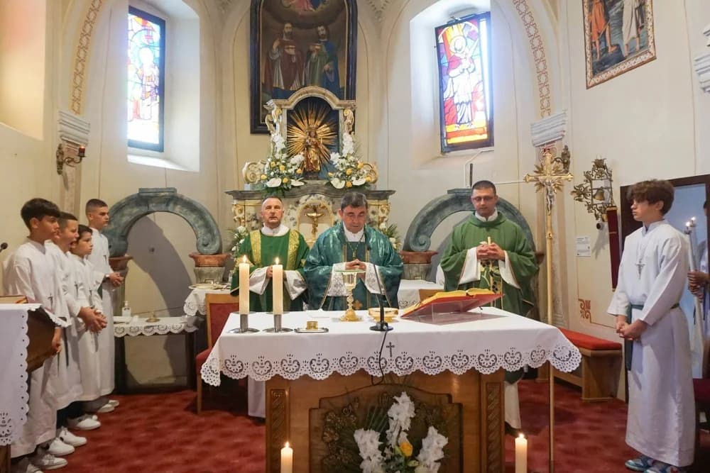 U Kuzmici se danas krstilo čak troje djece, sakramente podijelio novi biskup