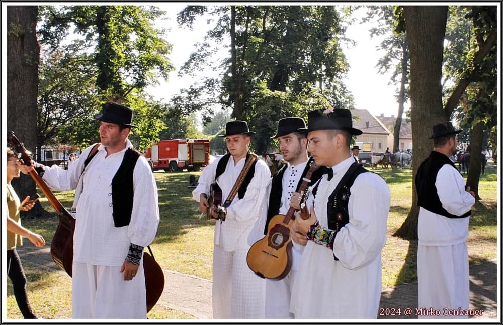 FOTO: KUD Berda iz Brestovca na Đakovačkim vezovima